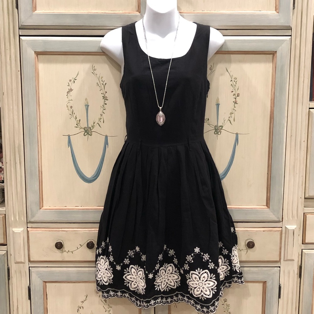 Yumi black sleeveless dress with embroidered hem